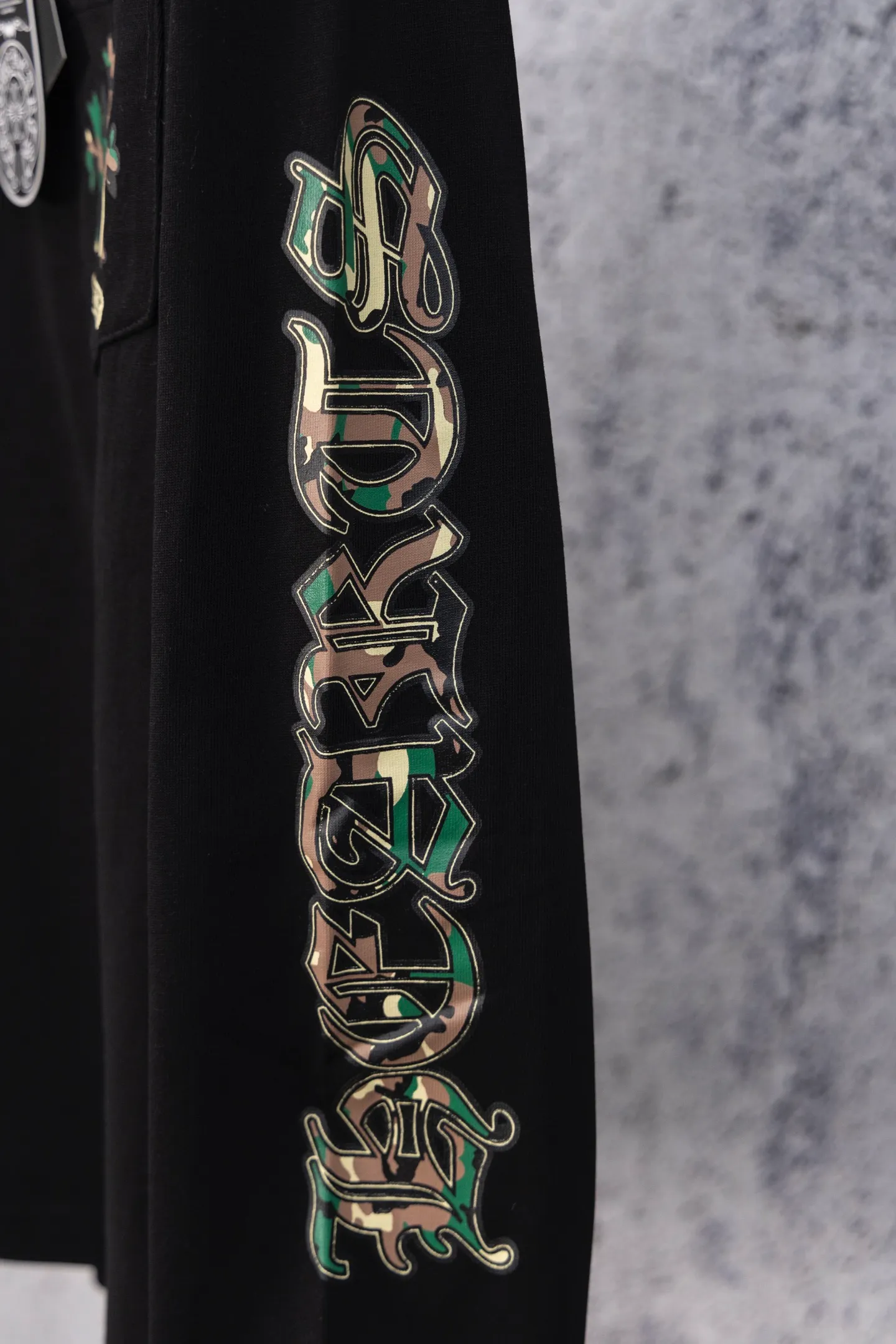 P190 Chrome Hearts CH Chrome Hearts Arm Camouflage Letters Large Logo Pocket Long Sleeve T-shirt Made of 300 grams of pure cotton fabric Threads are encrypted in the same color as the cylinder. The color is the same. Buy with confidence. The workmanship details are to the extreme, different from ordinary products in the market. White ink direct-jet printing high-temperature technology. Large factory flow workmanship. Double-line hemming production. Machine washable. High temperature resistance. Imported pigments will not fall off. Color: black white. Size: S—